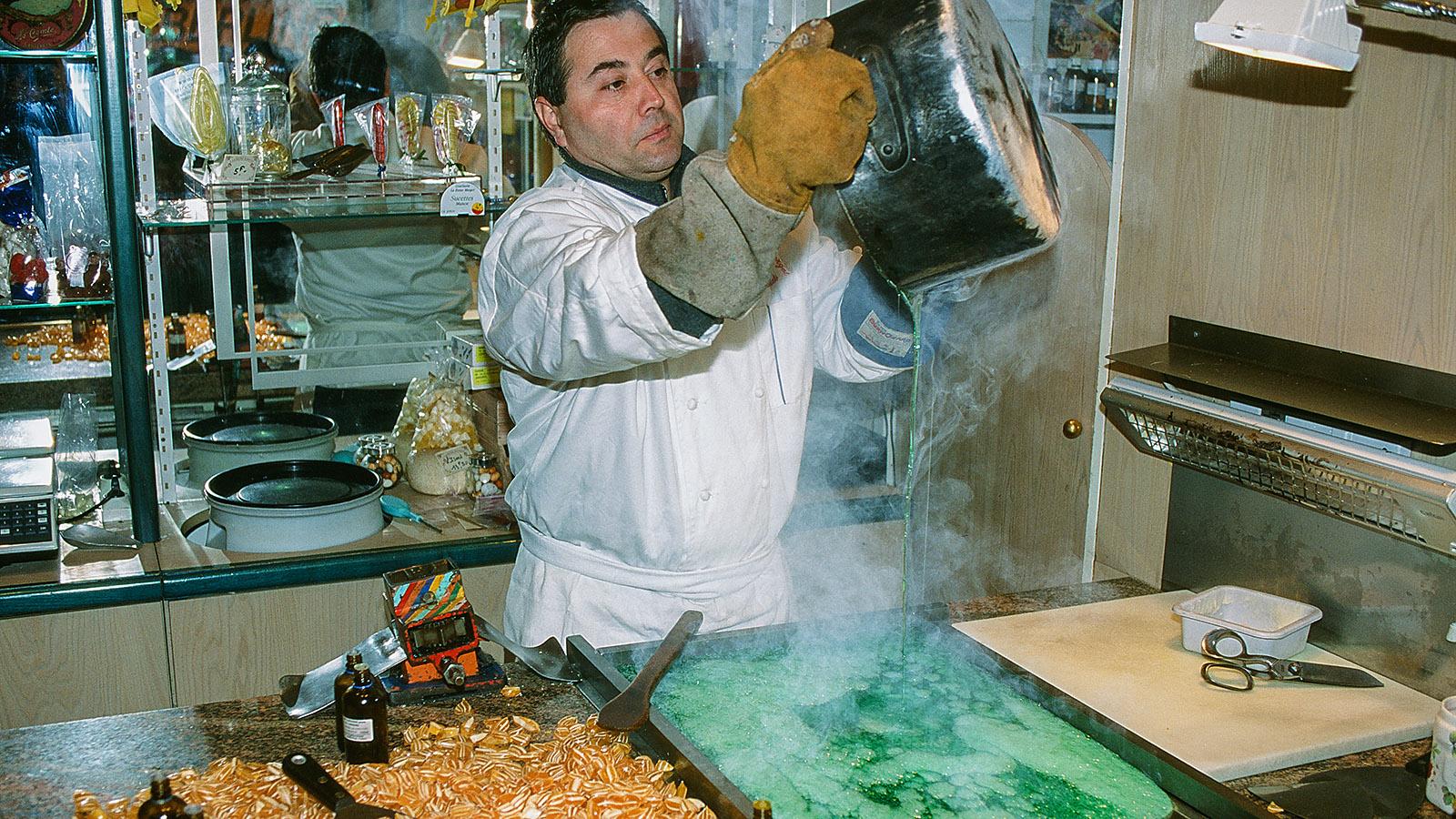 Francis Aguillon bei der berlingot-Herstellung, Foto: Hilke Maunder