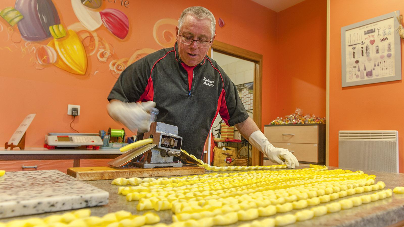 Éric Millet bei der Herstellung der berühmten Bonbons. Foto: Hilke Maunder