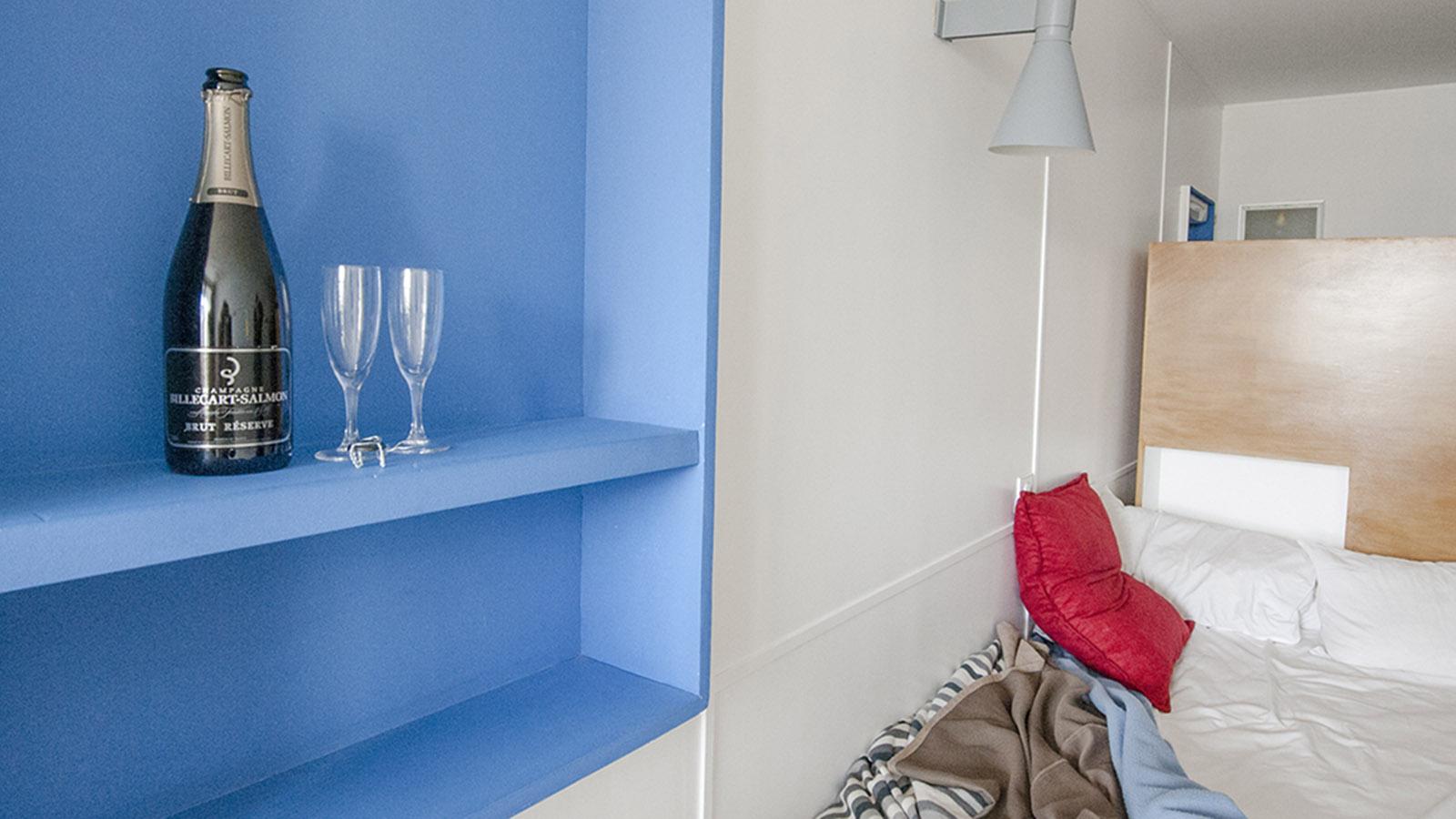 Champagner: Cité Radieuse: ein Zimmer im Hôtel Le Corbusier. Foto: Hilke Maunder