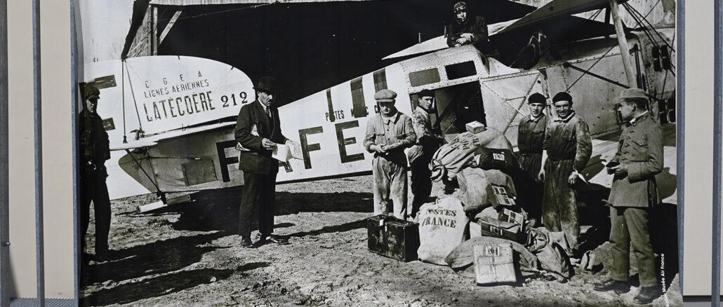 Historische Aufnahme der Luftpost-Flieger am Zaun des Envol des Pionniers. Foto: Hilke Maunder