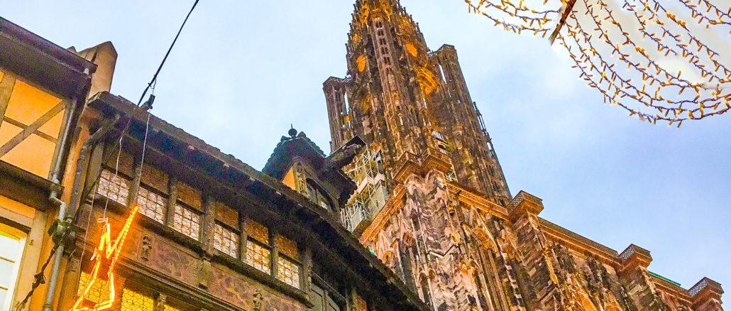 Weihnachtsmärkte: Das Straßburger Münster und die Maison Kammerzell im weihnachtlichen Licht. Foto: Hilke Maunder