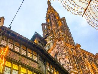 Weihnachtsmärkte: Das Straßburger Münster und die Maison Kammerzell im weihnachtlichen Licht. Foto: Hilke Maunder