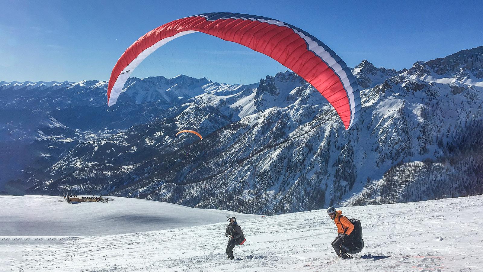 Gleitschirmflieger am Prorel im Skigebiet von Serre Chevalier. Foto: Hilke Maunder