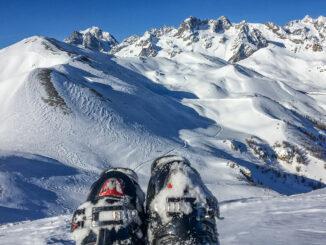 Unterwegs im Skigebiet von Serre Chevalier. Der Blick hin zu Les Écrins. Foto: Hilke Maunder