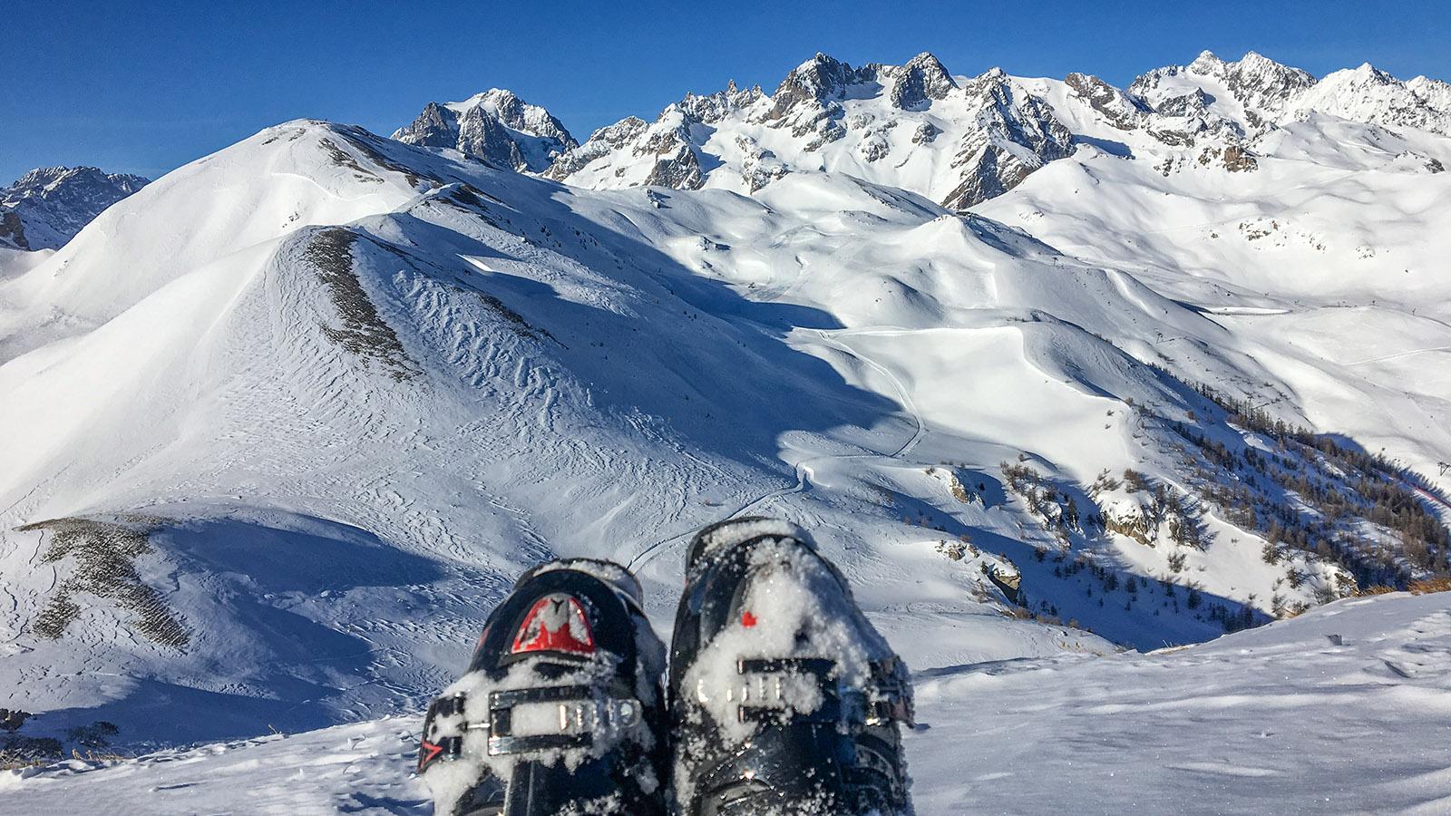 Unterwegs im Skigebiet von Serre Chevalier. Der Blick hin zu Les Écrins. Foto: Hilke Maunder