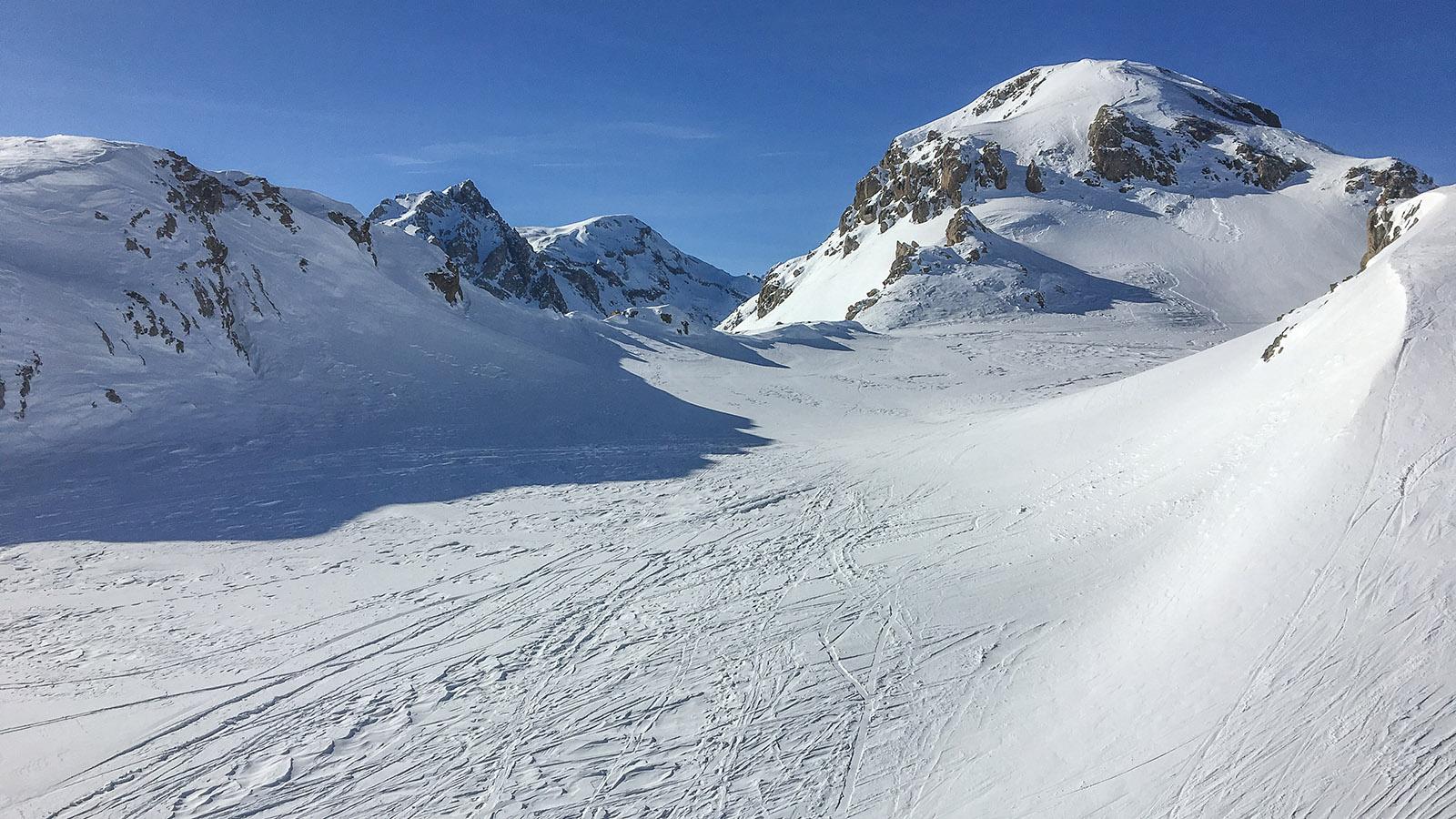 Weite Tiefschnee-Gebiete findet ihr überall im Skigebiet von Serre Chevalier. Foto: Hilke Maunder