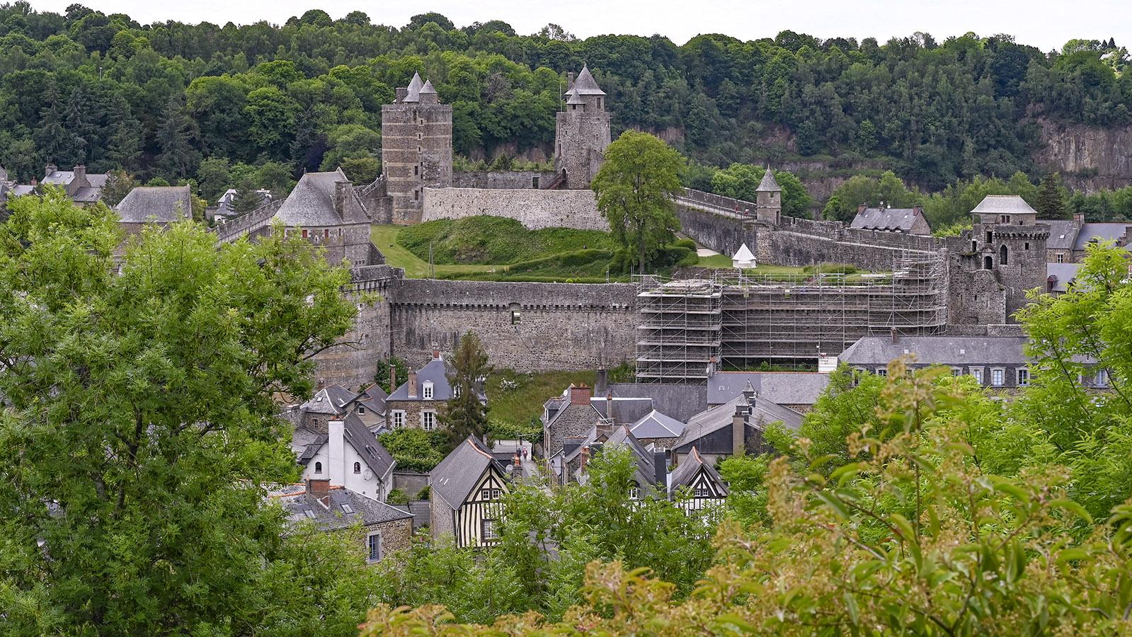 Die Burg von Fourgères liegt nicht auf dem Hügelkamm, sondern im Tal - und nutzt das Wasser des Nancon für seine Verteidigung. Foto: Hilke Maunder