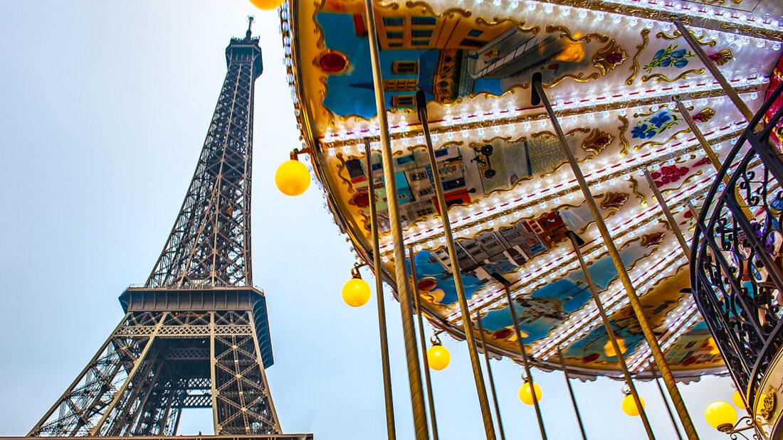Île de France: Vor dem Eiffelturm dreht sich ein Karussell. Foto: Hilke Maunder