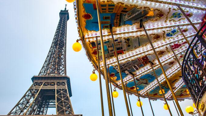 Vor dem Eiffelturm dreht sich ein Karussell. Foto: Hilke Maunder