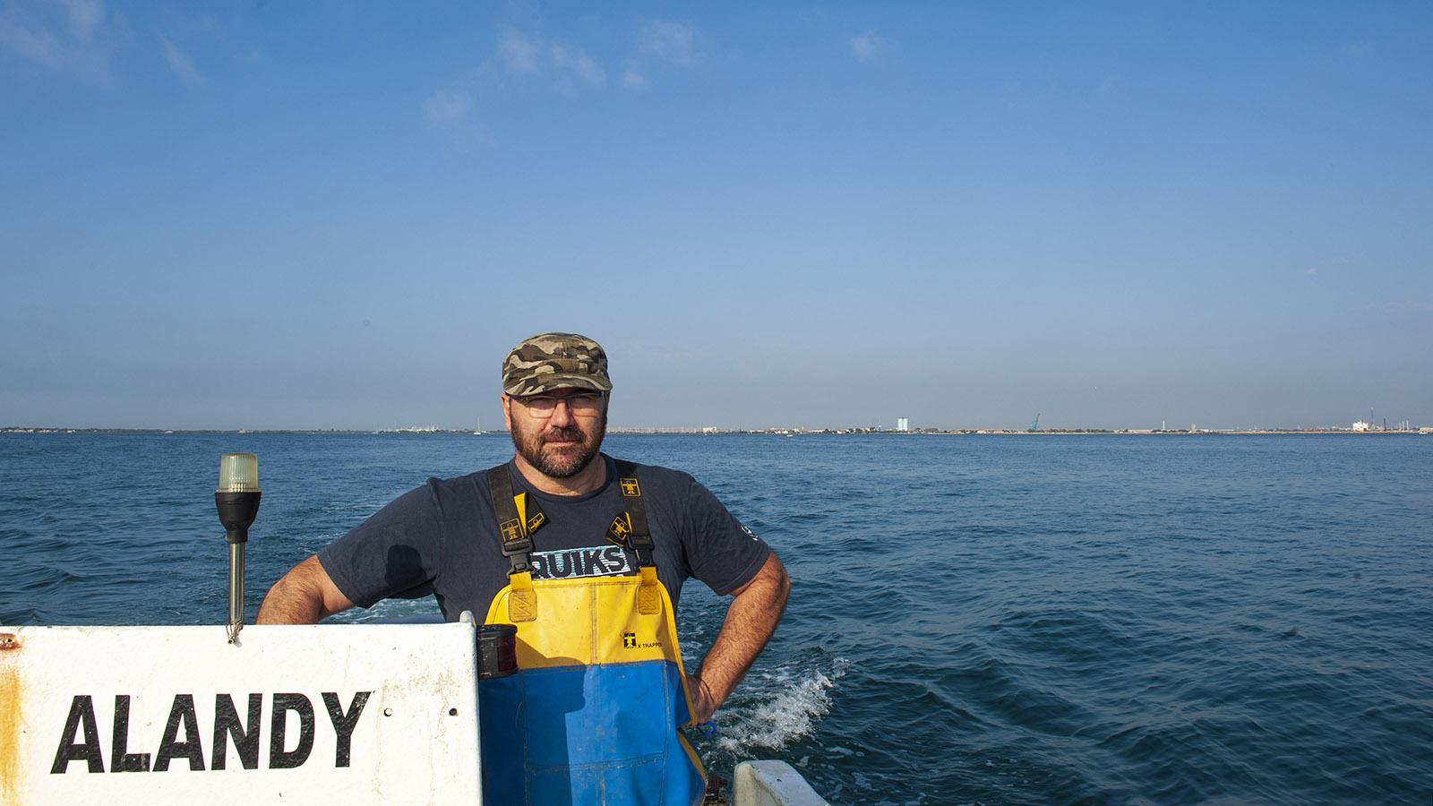 Jeden Tag fährt Paul Scotti mit seinem Boot zu den Austerntischen. Foto: Hilke Maunder