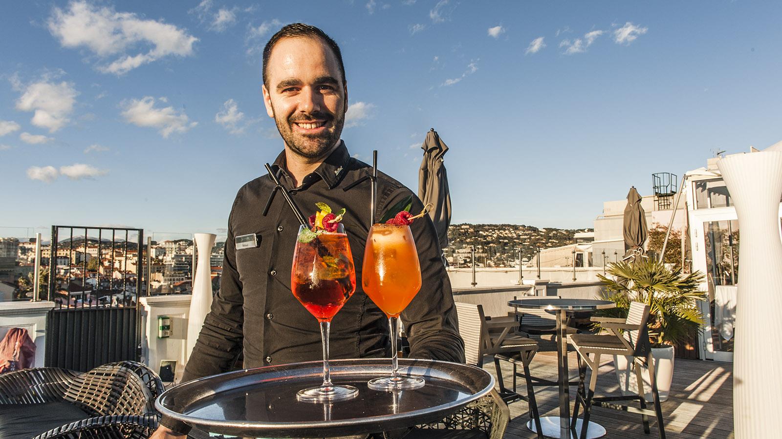 Beste Aussichten: Wie wär's mit einem kühlen Cocktail auf einer Rooftop-Bar wie hier in Cannes? Foto: Hilke Maunder