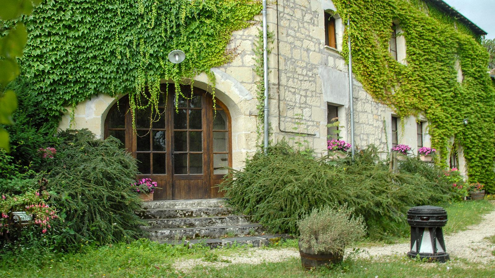 Die Gästezimmer von Ami Chenin befinden sich im Tuffgestein der Loire. Foto: Hilke Maunder