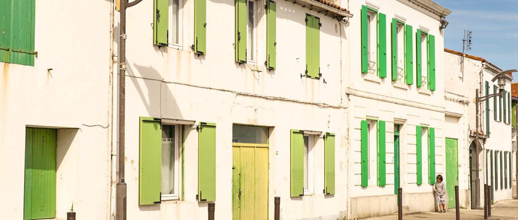 Weiß und grün: die Farben der Inselhäuser auf der Île de Ré - hier in Rivedoux. Foto: Hilke Maunder