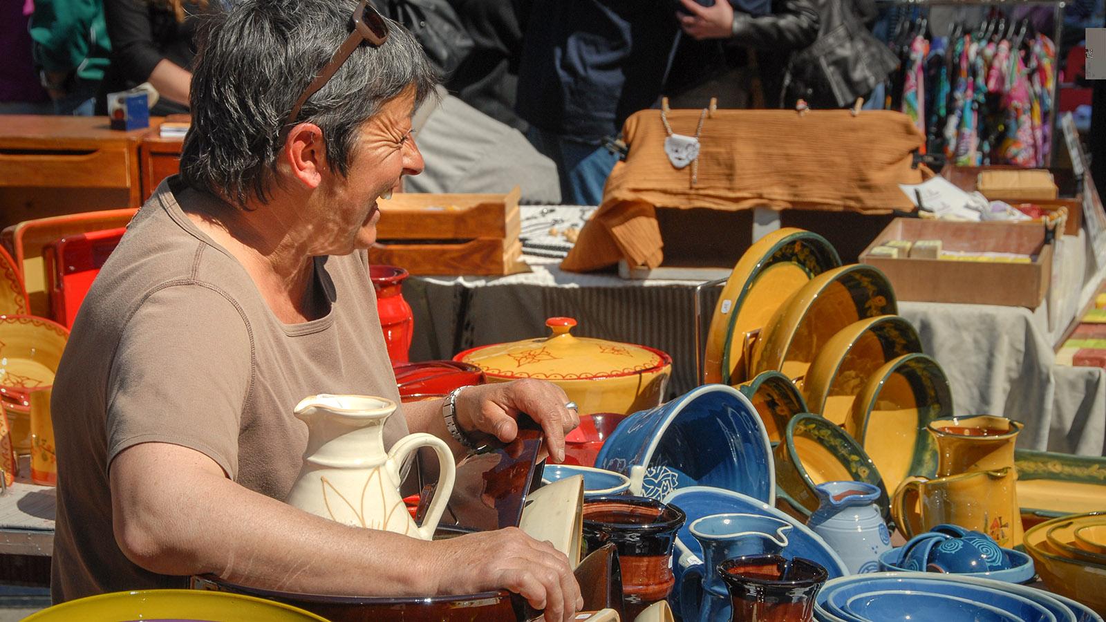Bunte Keramik – sie gehört auch zu vielen Wochenmärkten dazu. Foto: Hilke Maunder