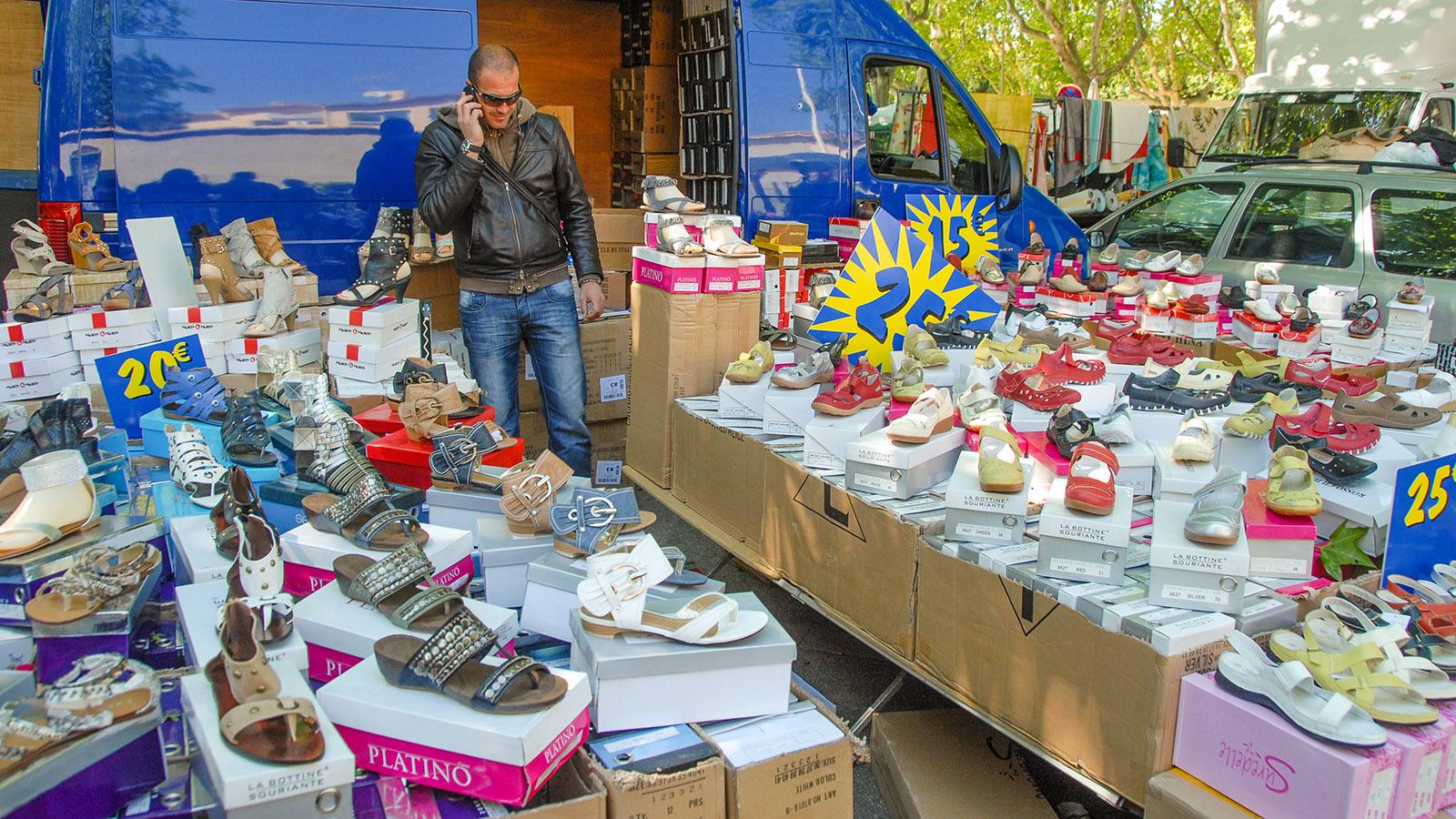 Auf jedem Wochenmarkt anzutreffen: der Schuhhändler. Foto: Hilke Maunder