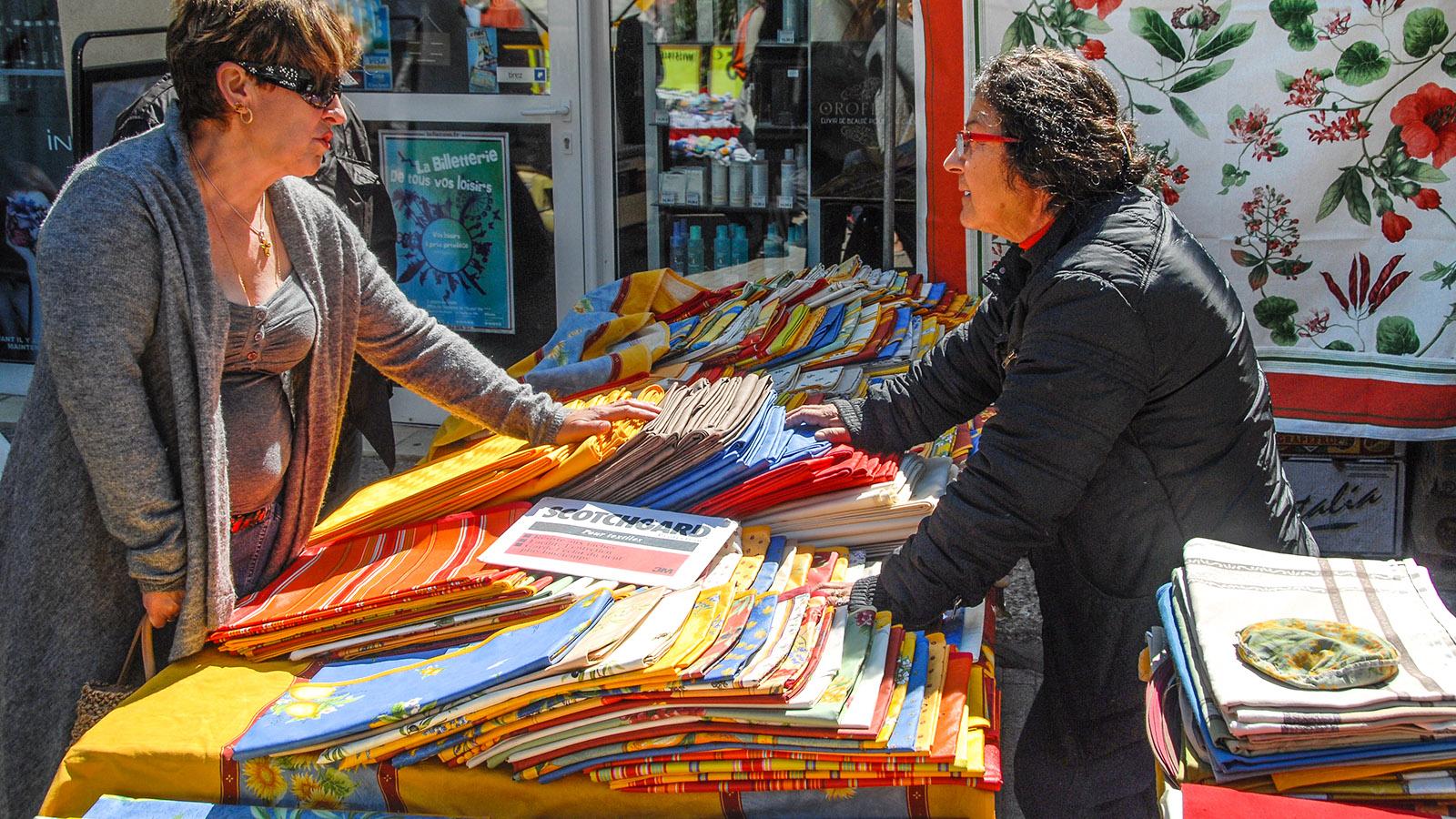 Fehlt auf keinem Wochenmarkt in der Provence: die Tuchhändlerin mit typisch prozenzalischen Stoffen. Foto: Hilke Maunder