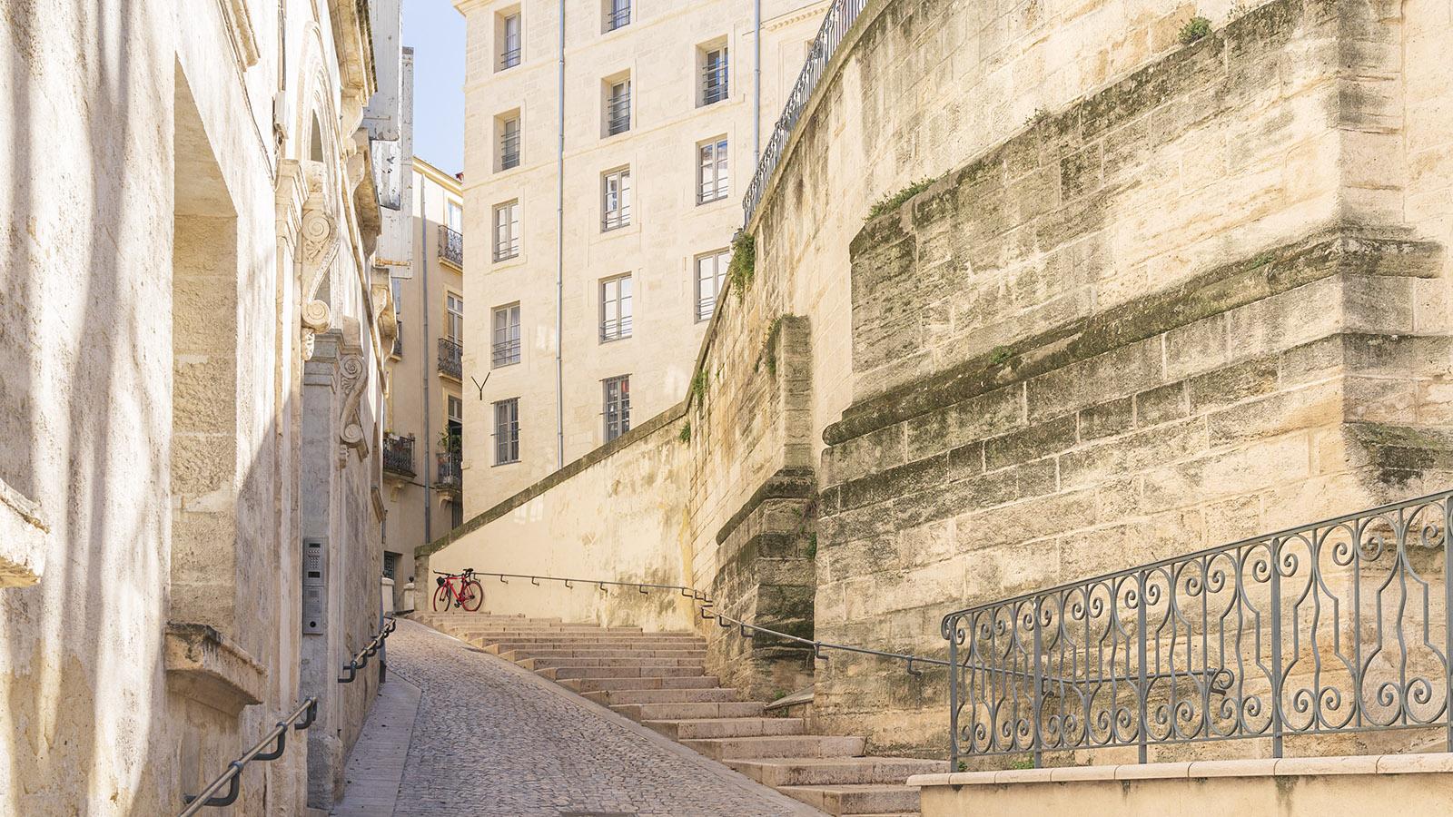 In der Altstadt von Montpellier geht es mitunter stärker auf und ab als erwartet. Foto: Hilke Maunder