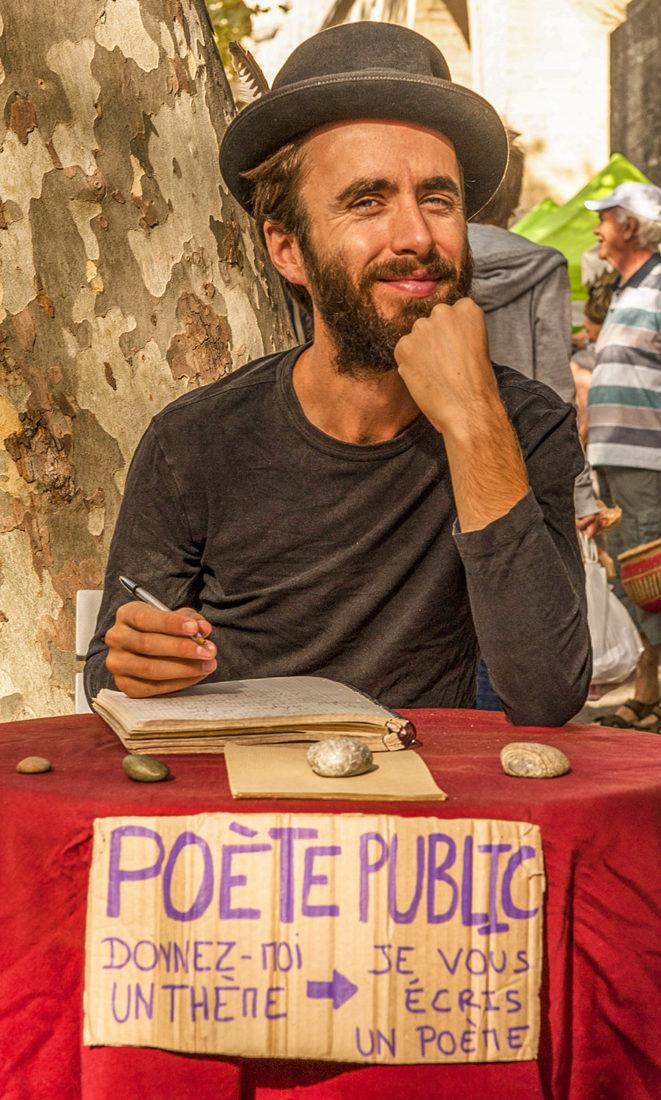 Montpellier: öffentlicher Dichter auf dem Arceaux-Markt. Foto: Hilke Maunder