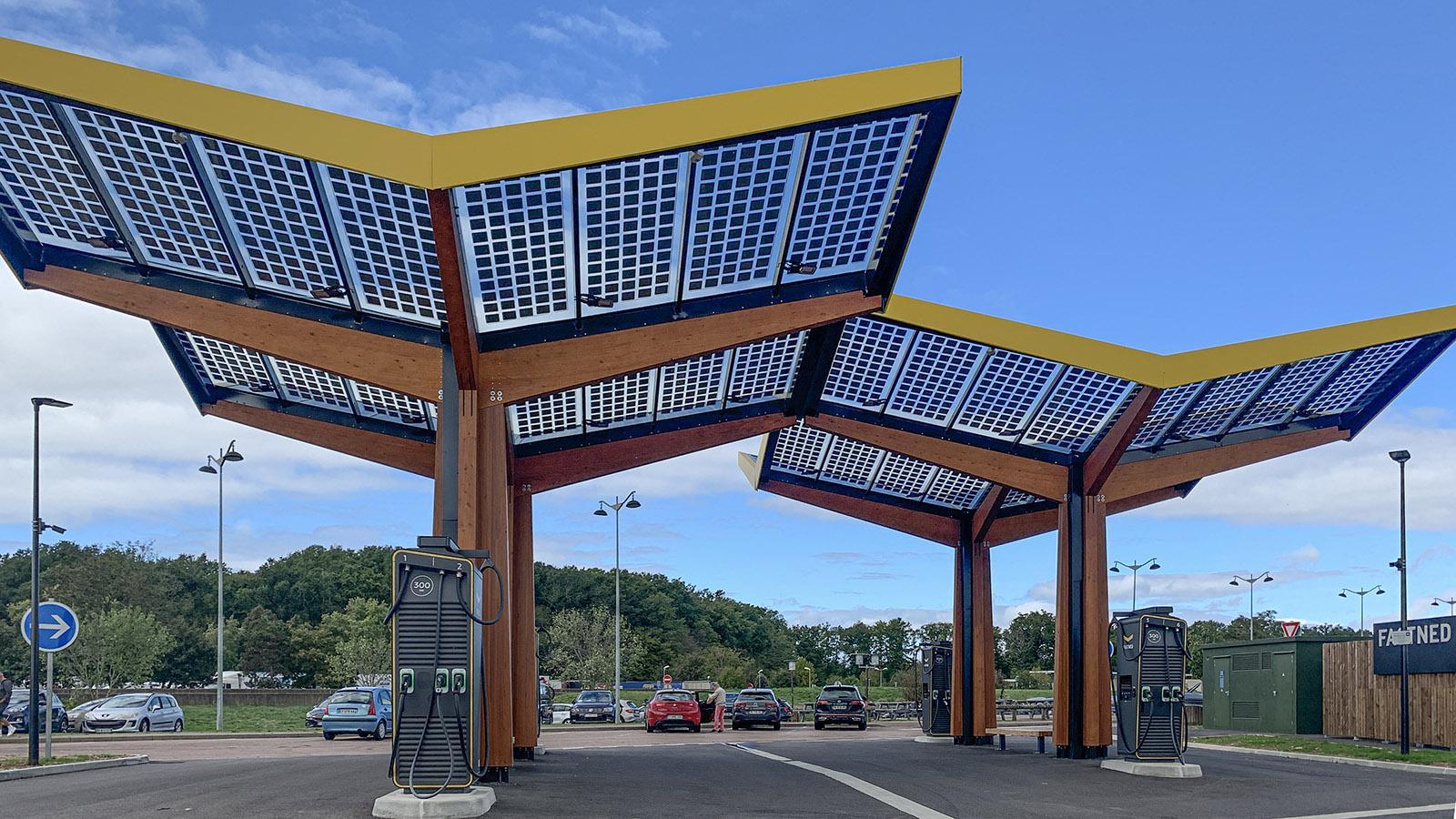 Die Kraft der Sonne für emissionsfreie Mobilität: eine Ladestation für E-Autos in Frankreich. Foto: Hilke Maunder