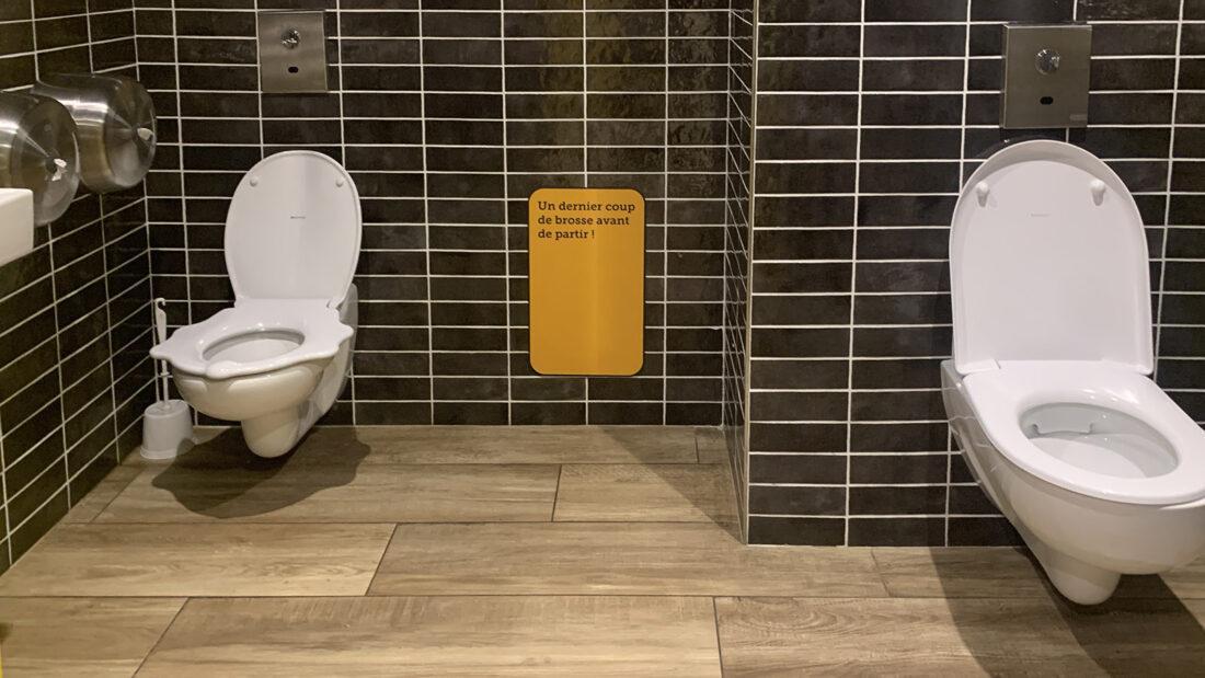 Familienfreundlich: die Toilette einer Autobahnraststätte in Frankreich