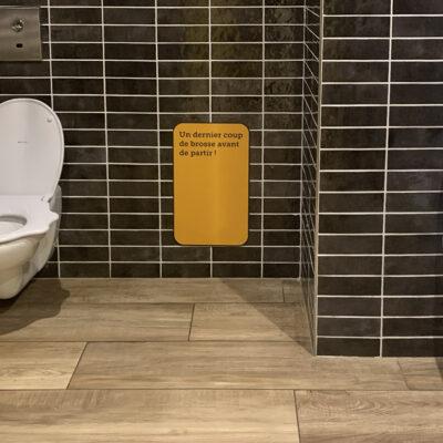Familienfreundlich: die Toilette einer Autobahnraststätte in Frankreich