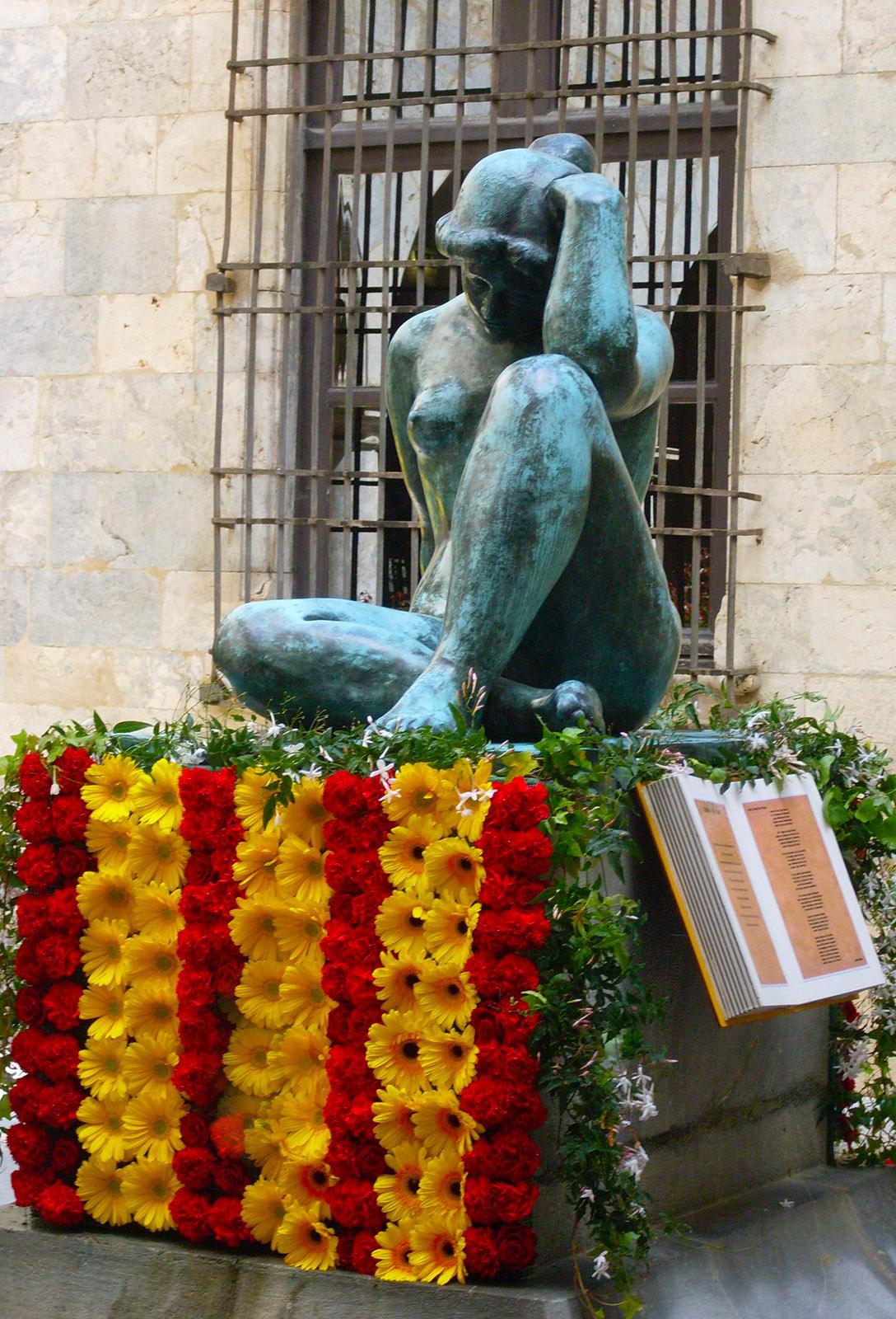 Perpignan: "La Méditerranée" von Maillol wird zu San Jordi in den katalanischen Nationalfarben geschmückt. Foto: Hilke Maunder