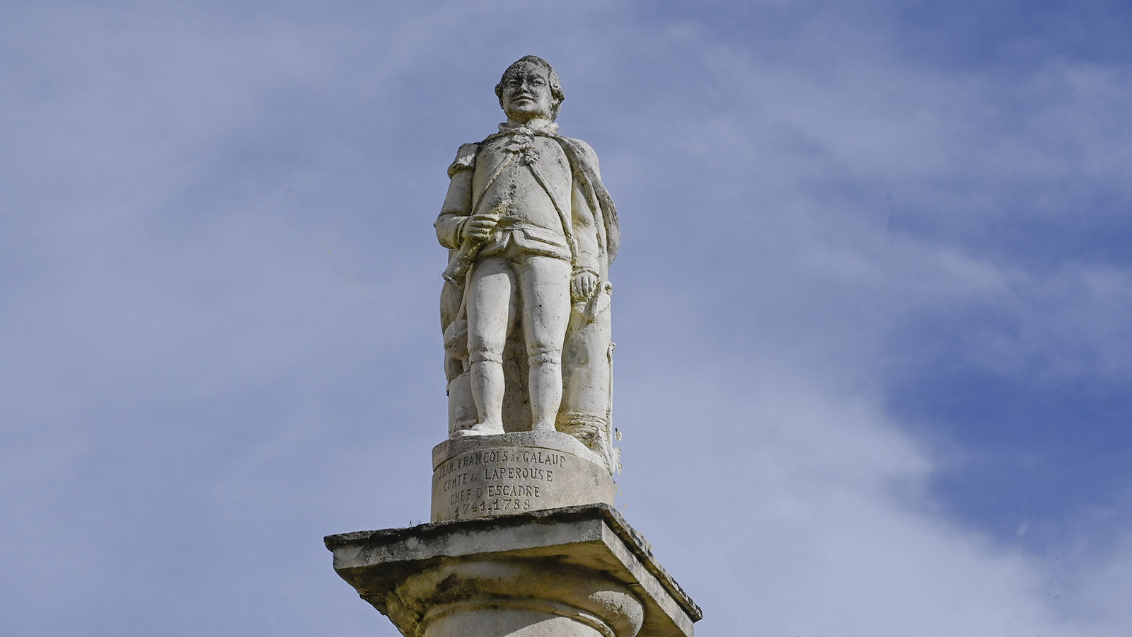 In Lisle-sur-Tarn erinnert eine Skulptur an den einstigen Kapitän Jean François de Galaup, comte de La Pérouse. Hinter dem Denkmal führt eine Gasse steil hinab zum einstigen Hafen. Foto: Hilke Maunder