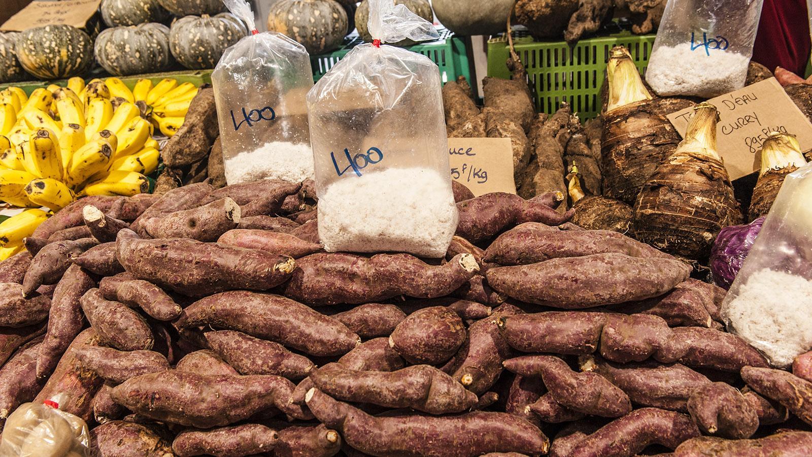 Marché de Nouméa: Roh sind sie giftig, geraspelt und gekocht Grundstock der Ernährung: Wurzeln wie Maniok, Yams und Taro. Foto: Hilke Maunder