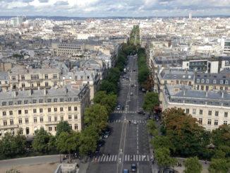 Blick vom Arc de Triomphe auf die Champs-Élysées. Foto: Hilke Maunder