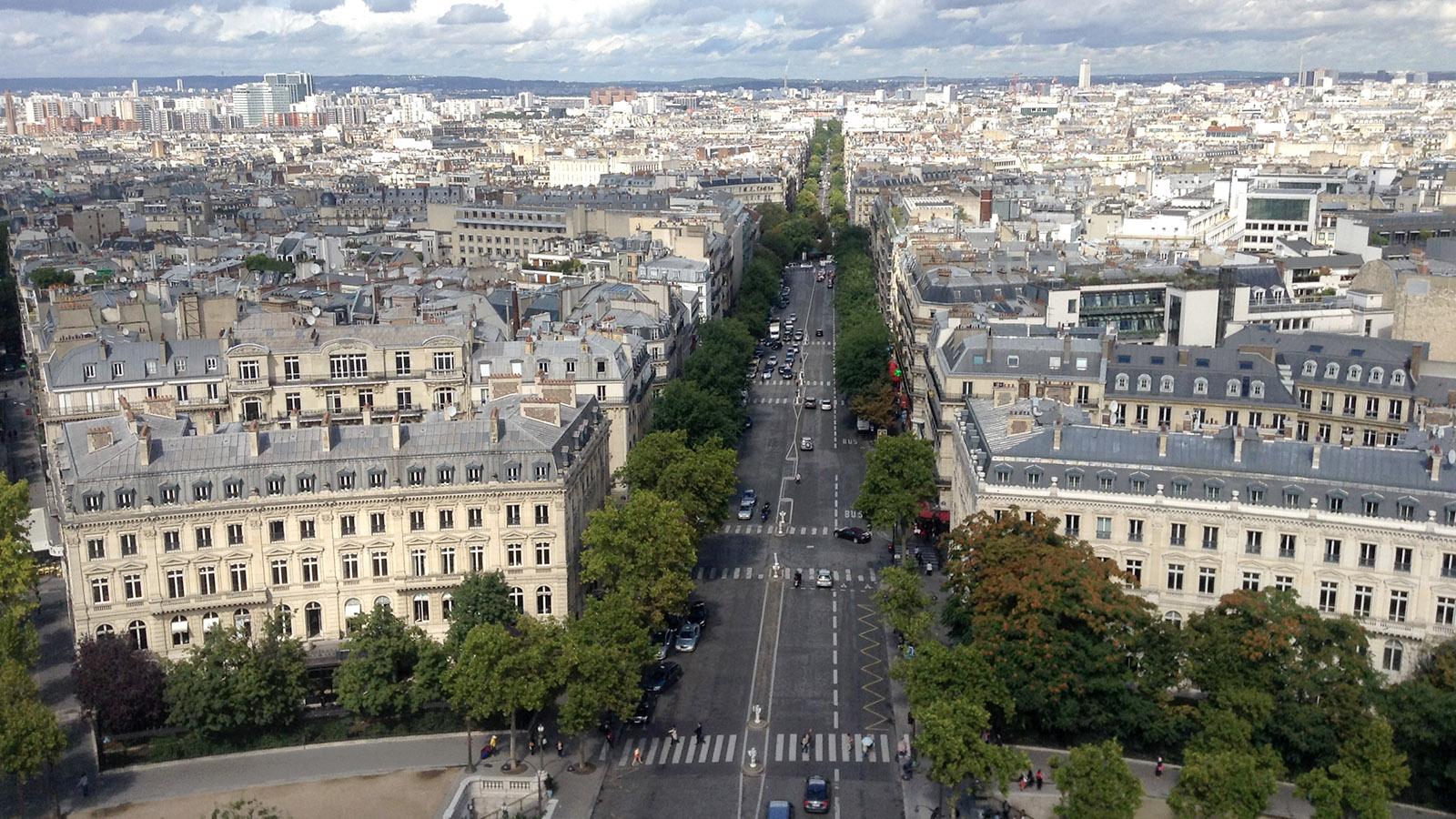 Der Blick vom <em>Arc de Triomphe</em> auf die <em>Champs-Élysées</em>. Foto: Hilke Maunder