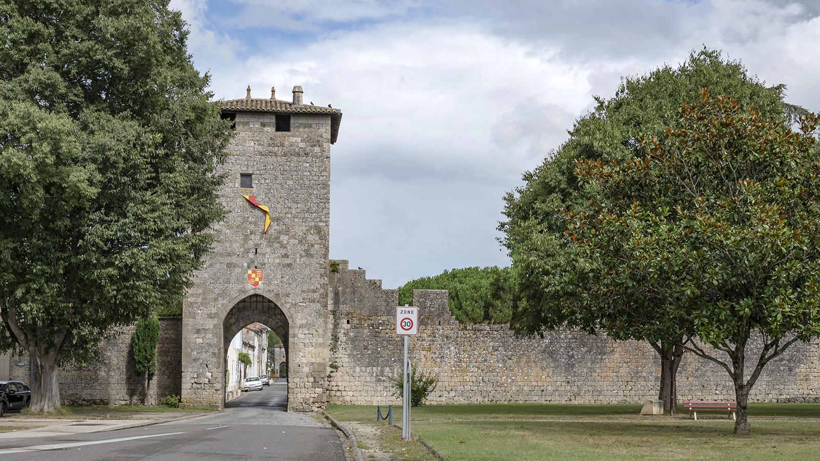 Der Torturm von Vianne, einer kleinen, zauberhaften Bastide in Lot-et-Garonne. Foto: Hilke Maunder