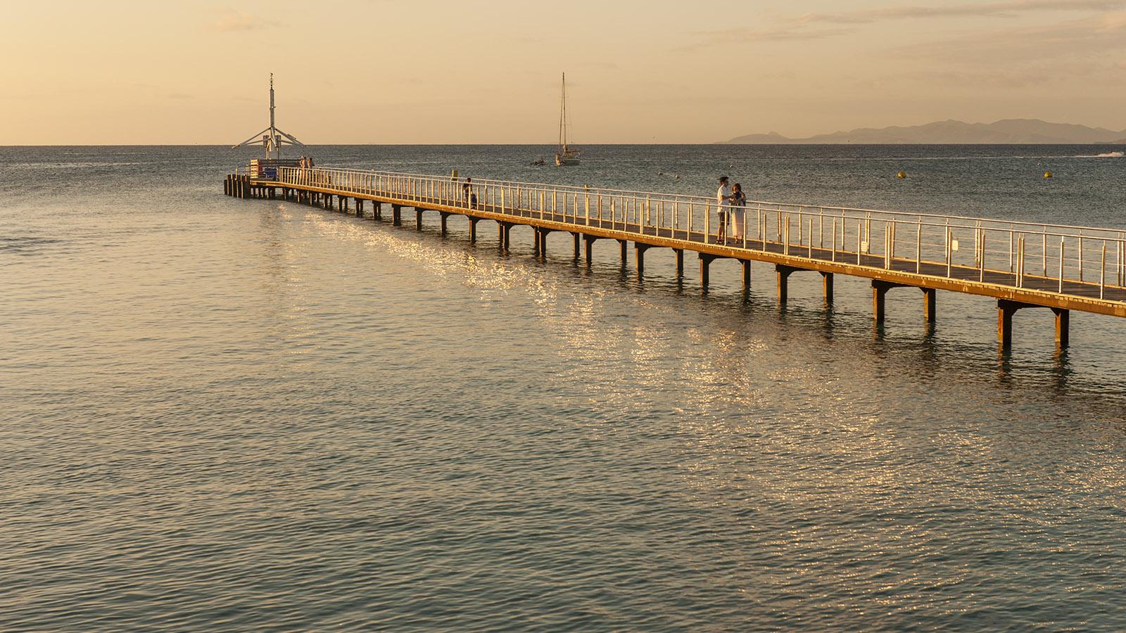 Die Pier eröffnet herrliche Ausblicke auf die Insel und das Meer. Foto: Hilke Maunder