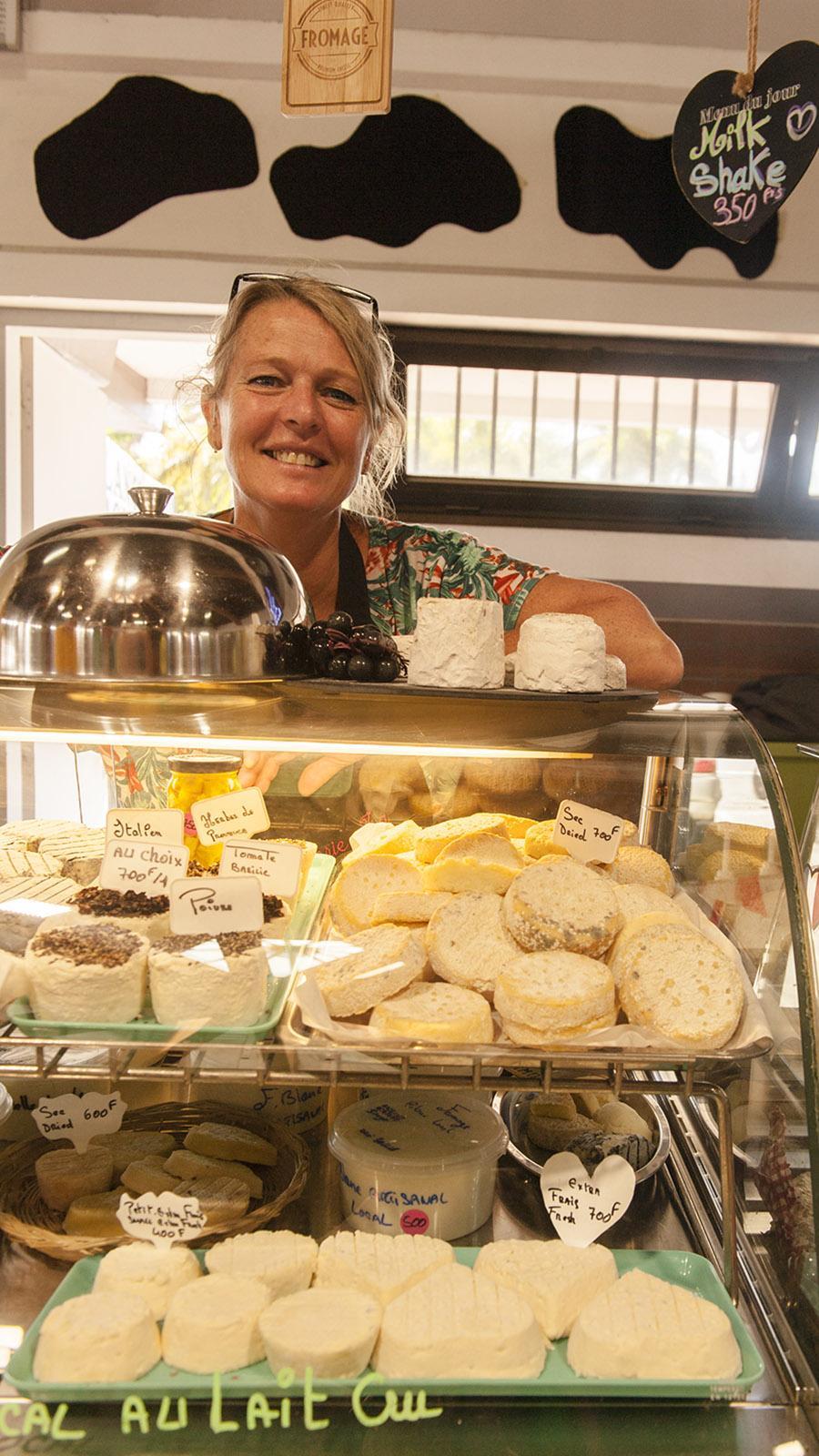 Marché de Nouméa: Isabelle ist seit vier Jahren die einzige Käsemacherin Neukaledoniens. Foto: Hilke Maunder