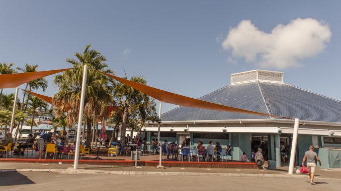 Marché de Nouméa: eine der Markthallen von außen