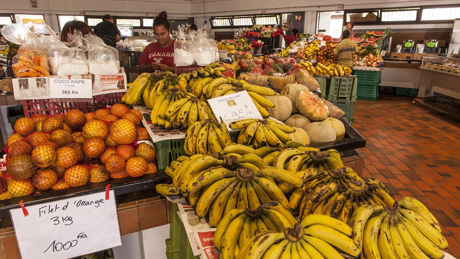 Marché de Nouméa: Bananen, Mango, Litchis und Papaya: Bei Obst gibt sich Neukaledonien ganz tropisch. 
