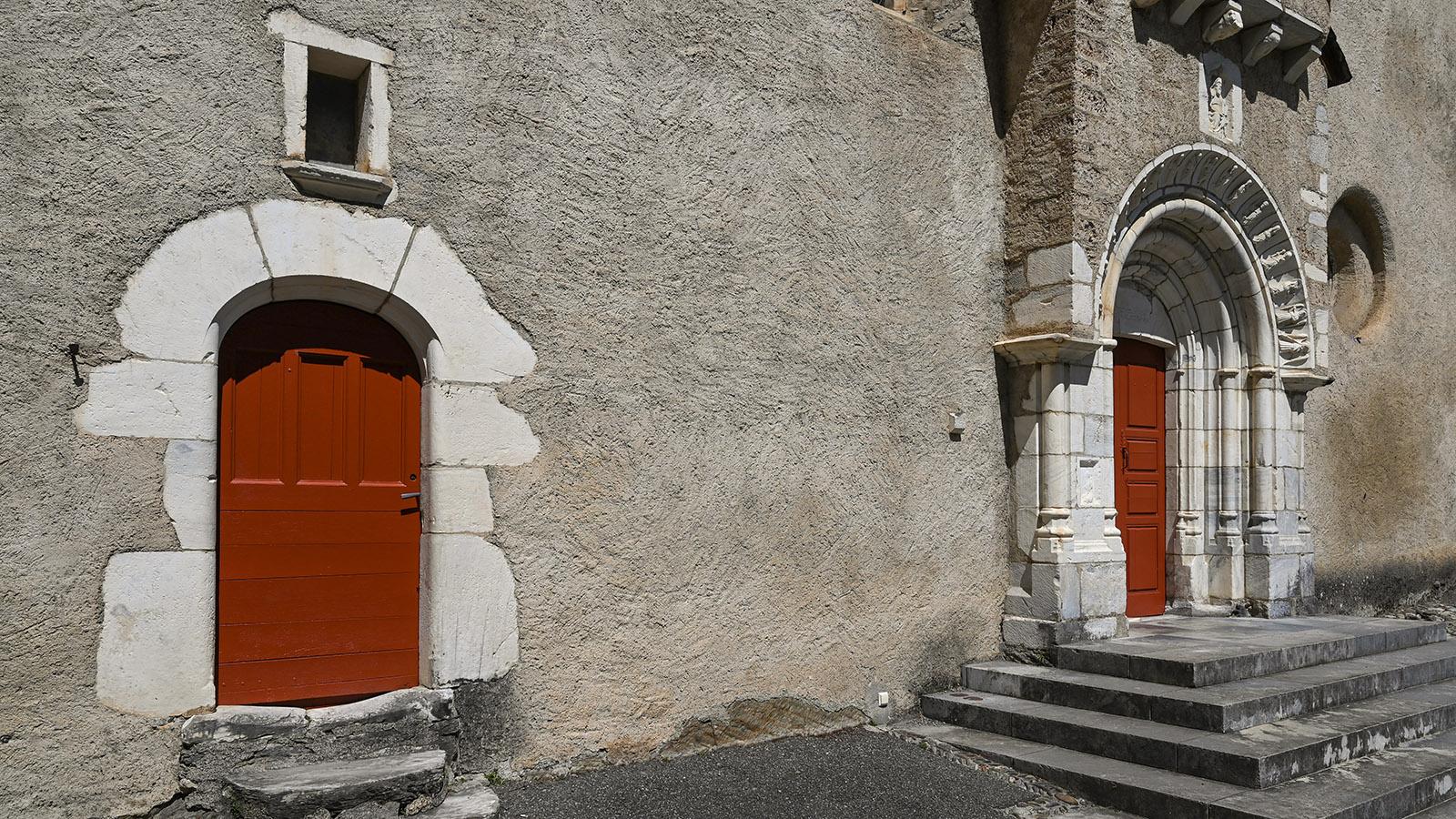 Auch die Kirche von Bénost im Ossau-Tal des Béarn besitzt zwei Türen. Nur durch die linke, kleinere Tür durften die <em>cagots</em> die Kirche betreten. Foto: Hilke Maunder