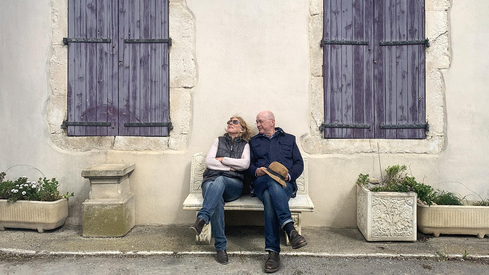 Mit Georg auf der Bank in unserem französischen Heimatdorf. Foto: Hilke Maunder