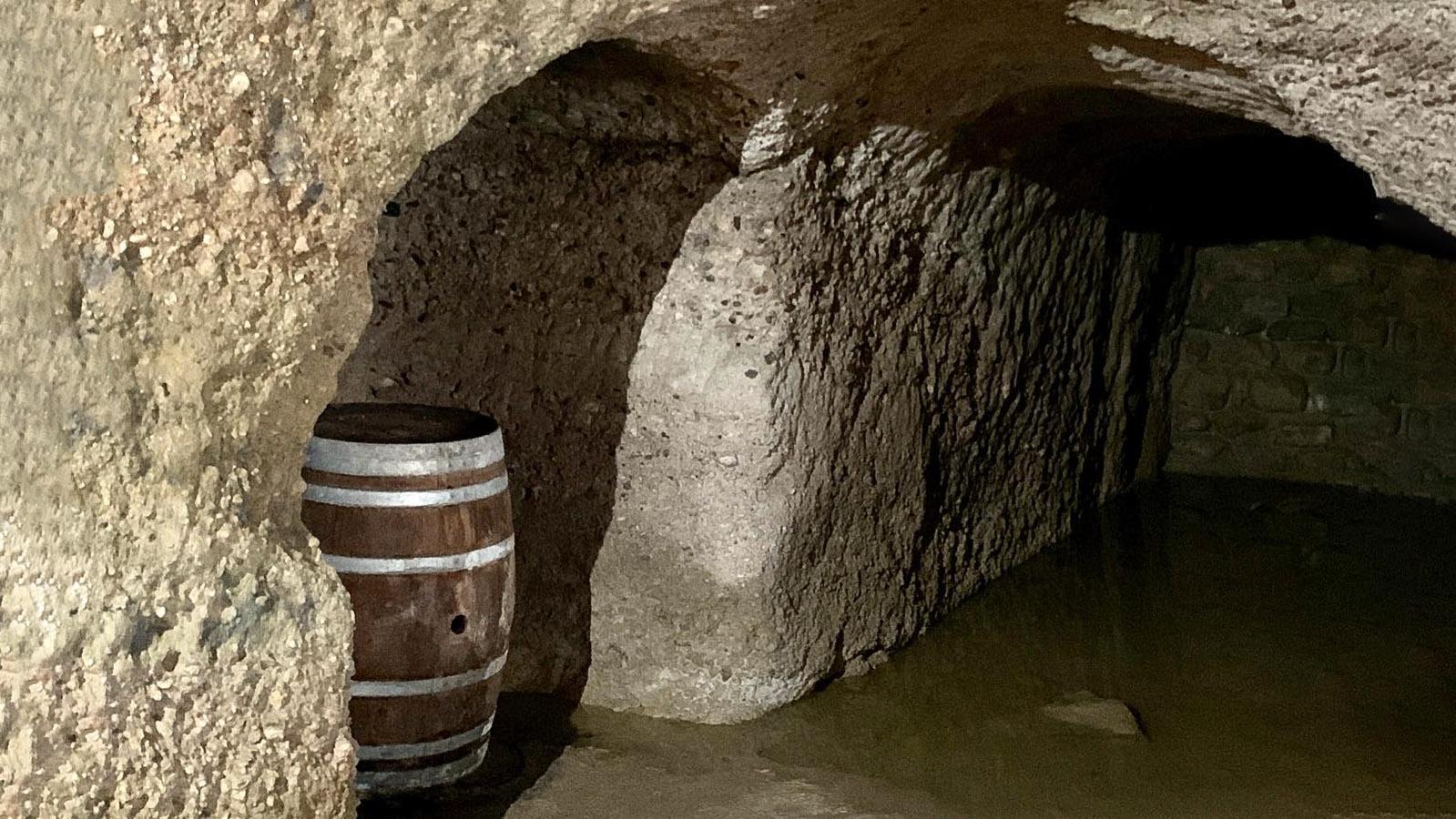 In diesem Keller der Abtei Saint-Hilaire entdeckten die Benediktinermönche im Frühjahr 1531 ihren prickelnden Wein. Foto: HIlke Maunder