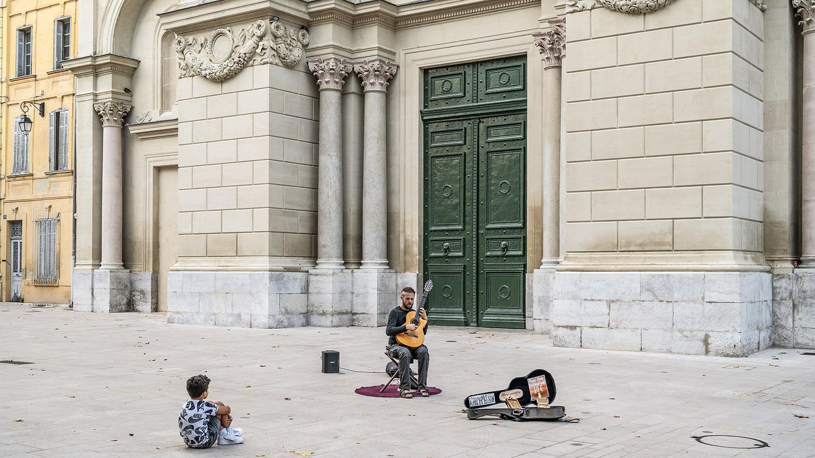 Vor der Église de la Madeleine unterhält ein Straßenmusiker mit Gitarrenmusik. Foto: Hilke Maunder