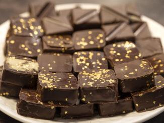 Mit essbarem Gold verziert: die Schokolade von Puyricard. Foto: Hilke Maunder
