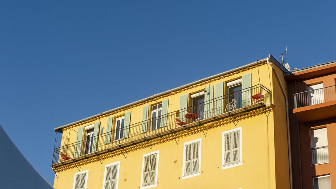 Nizza: Fassade am Hafen. Foto: Hilke Maunder