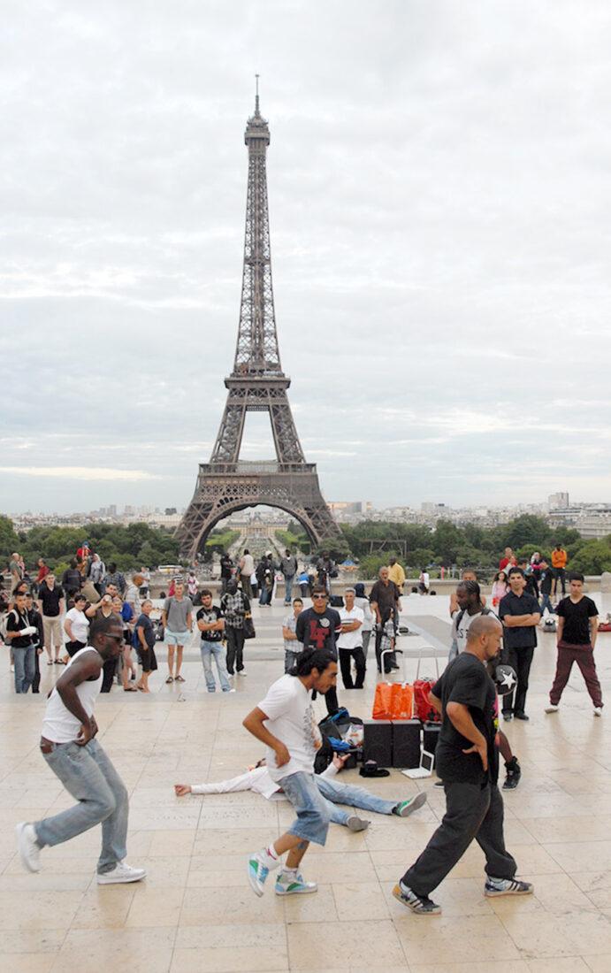 Bühne der Straßenkünstler: der <em>Trocadéro</em> mit Blick auf den Eiffelturm. Foto: Hilke Maunder