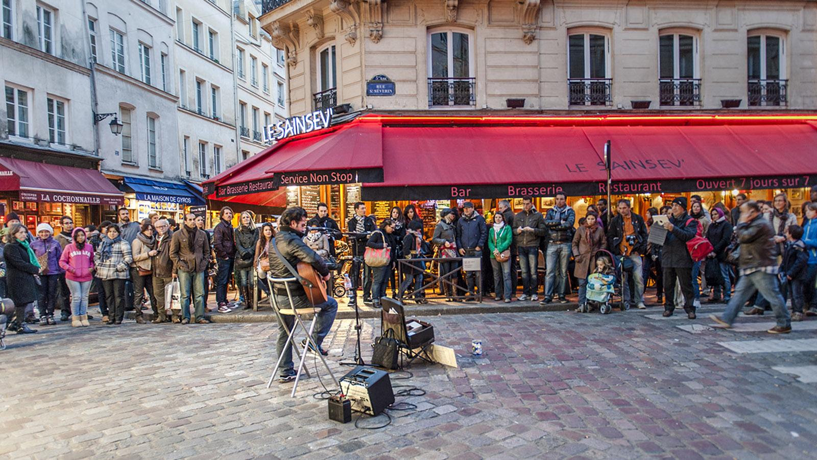 Beliebter Ort für Livemusik: das Kopfsteinfplaster von der Caféterrasse des Saint-Sev an der Place Saint-Michel im Quartier Latin. Foto: Hilke Maunder