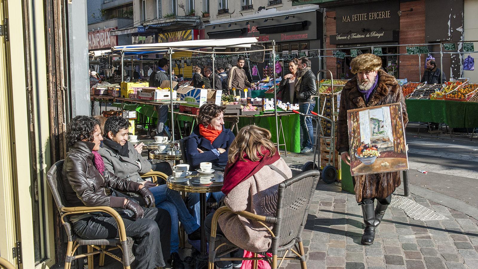 Märkte: An der Place d'Aligre preist ein Maler seine Kunst den Café-Gästen an. Foto: Hilke Maunder