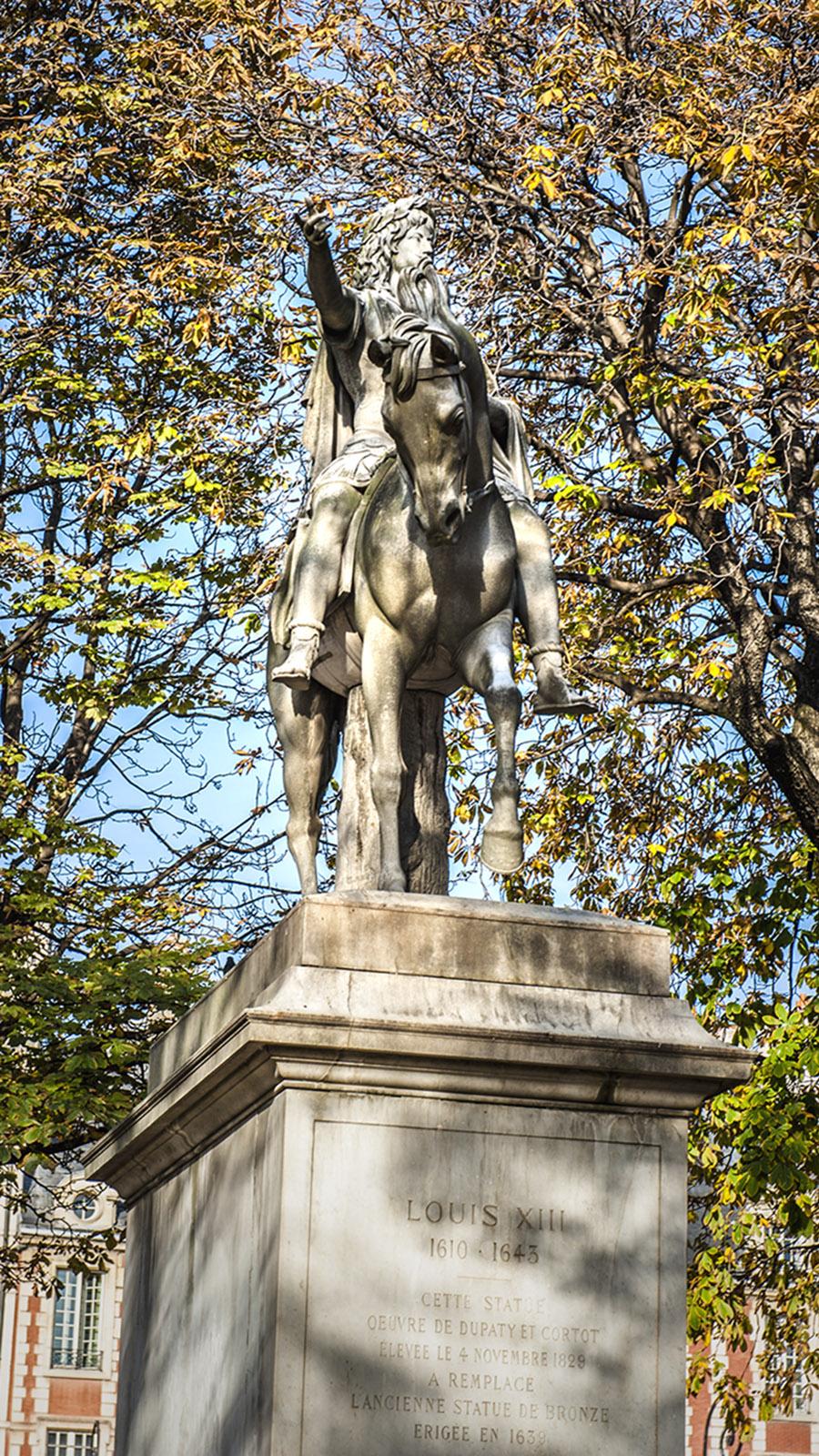 Paris: König Ludwig XIII. thront hoch zu Ross auf dem Denkmal der Places des Vosges. Foto: Hilke Maunder