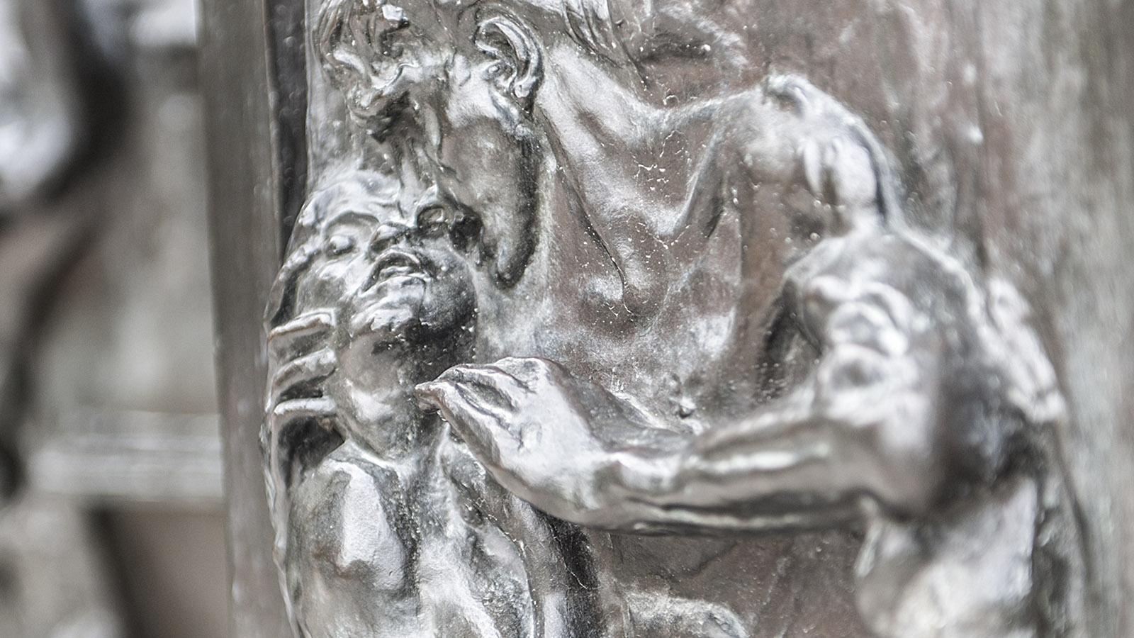Musée Rodin: La Porte d'Enfer (Das Höllentor): Detail der Bronzetür. Foto: Hilke Maunder