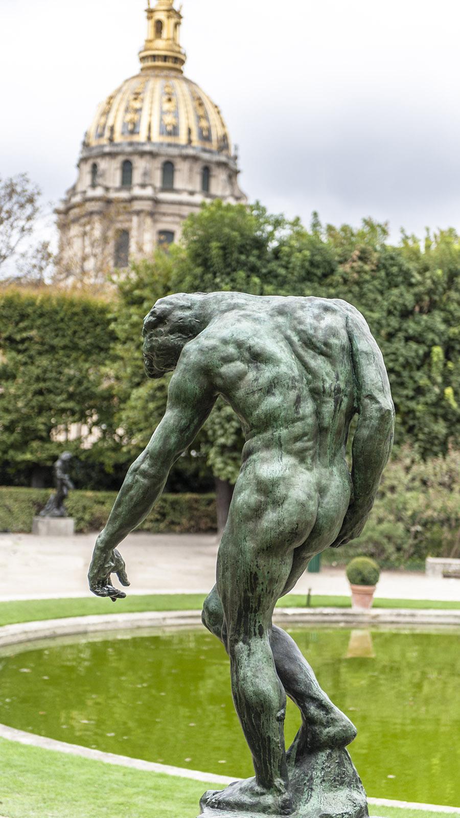 "Der Denker" von Rodin erhebt sich vor der Kuppel des nahen Invalidendoms. Foto: Hilke Maunder