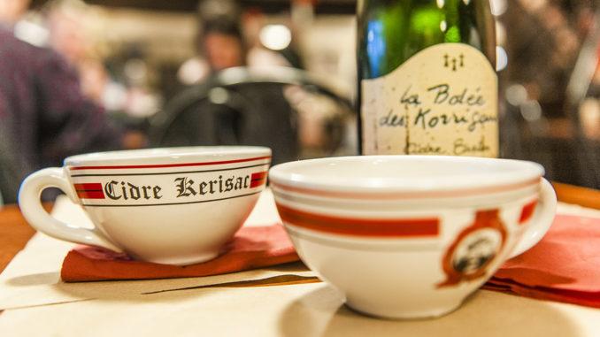 Cidre aus der Bretagne - traditionell wird er aus großen Tassen genossen! Foto: Hilke Maunder