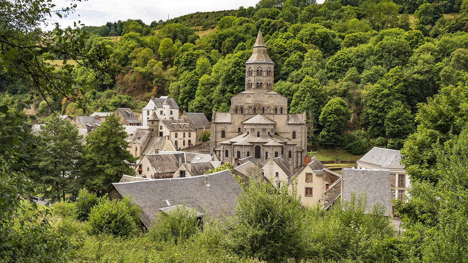 Orcival gehört zu den berühmtesten Wallfahrtsorten der Auvergne - und seine <em>Basilique Notre-Dame-des-Fers d'Orcival</em> zu den Meisterbauten der Romanik. Foto: Hilke Maunder