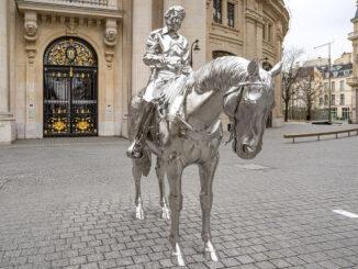 Die Skulptur Horse and rider (2014) von Charles Ray schmückt 2022 den Eingang der Collection Pinault.